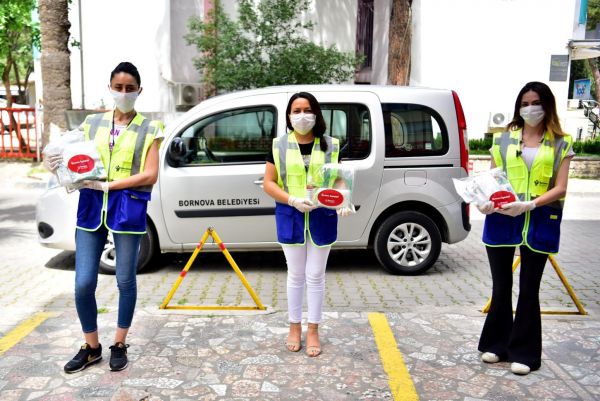 Bornova Belediyesi kepenk açmaya hazırlanan esnafa hijyen seti ile destek olacak.