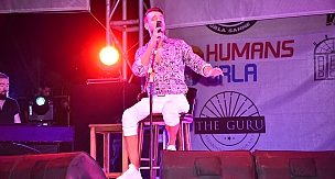 Urla Sahne'de Adrian dinletisi