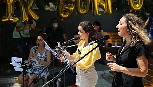 Dünya Müzik Günü’nde gençlerden sokak konseri 