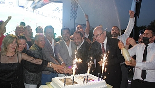 Kupalarla muhteşem kutlama