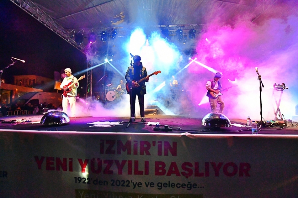 (Foto Galerili Haber) İzmirliler 2022’ye müzikle girdi