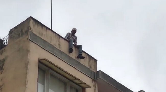3 katlı binanın çatısında intihara kalkıştı