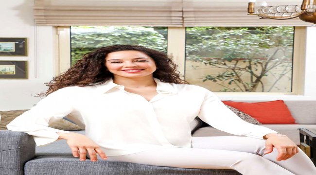 Azra Akın, 'Anneler Günü' kapsamında evde film çekti