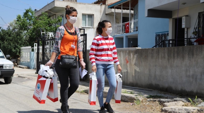 Bayramda Menderesli çocukların yüzü güldü