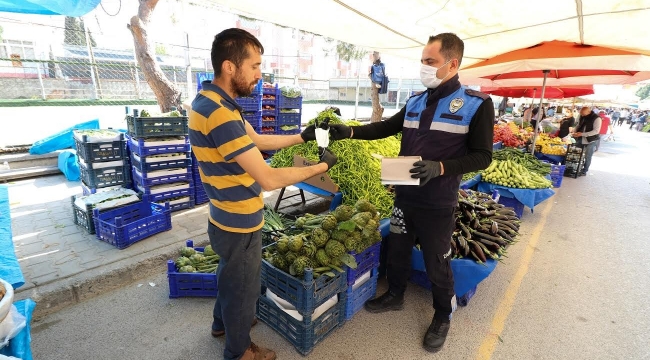 Bergama’da vatandaşa belediyeden 312 bin adet maske ve kolonya