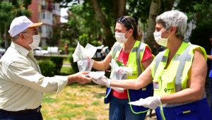 Bornova’da 65 yaşüstü vatandaşlara çiçek ve maske sürprizi 