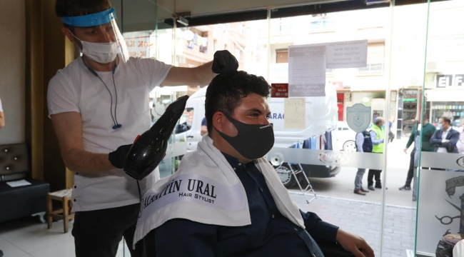 Bucalı kuaförler ilk siftahı Başkan Kılıç’la yaptı