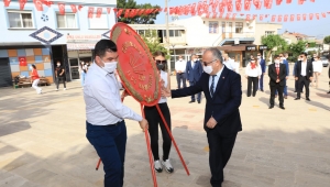 CHP Güzelbahçe’den  ‘Sosyal mesafeli’ çelenk