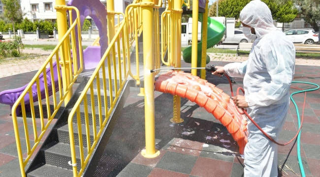 Çiğli’deki parklarda dezenfeksiyon çalışmaları yoğunlaştı