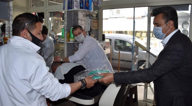 Dikili’de berber ve kuaförlere yüz siperliği