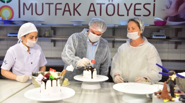 Elleriyle yaptı, elleriyle götürdü