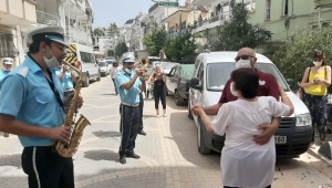 Evlilik yıldönümünde bando ile sürpriz yaptı