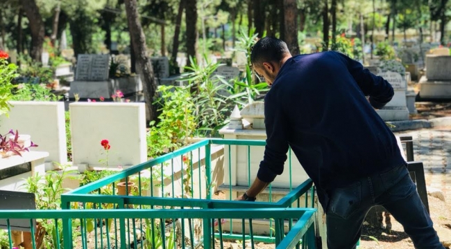 Güzelbahçe’de mezarlıklarda bayram hazırlığı