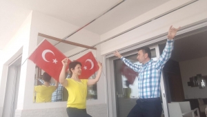 İzmirli gençler balkonlarda zeybek oynadı..