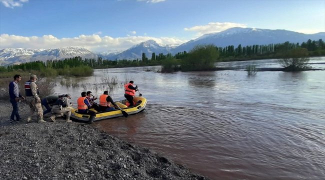 Karasu Nehri'nde mahsur kalan çocuğu ekipler kurtardı