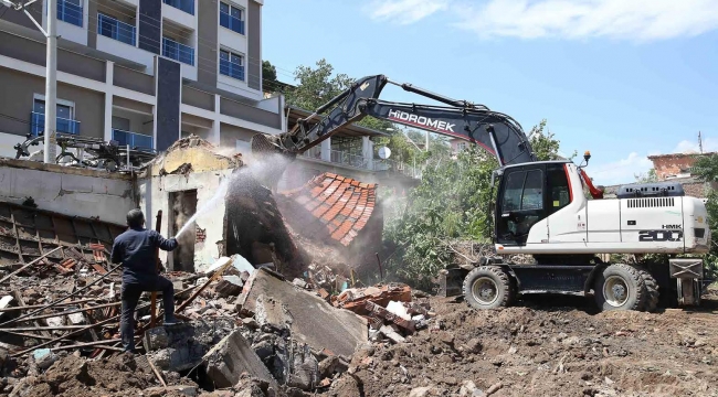 Karşıyaka'da metruk binalar yıkıldı 