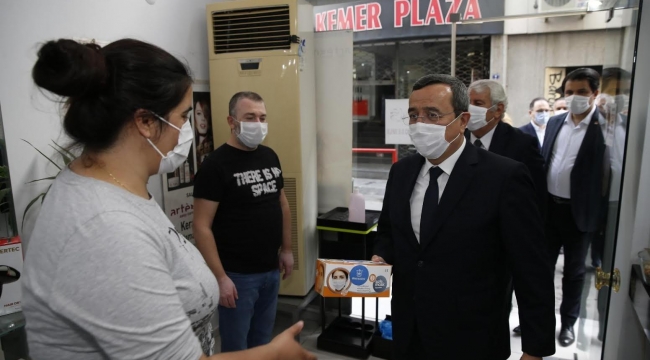 Konak’ta berber ve kuaförlere dezenfektasyon hizmeti!