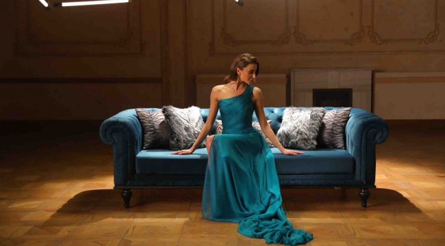 Özge Ulusoy tüm zarafetiyle Weltew Home'un reklam yüzü oldu