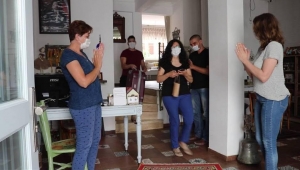 Sağlık çalışanı bir buçuk ay konuk edildiği otelden evine alkışlarla uğurlandı