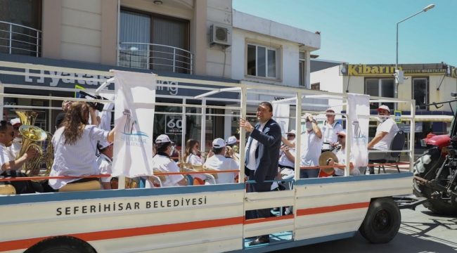 Seferihisar Belediye Bandosu’ndan traktör üzerinde Anneler Günü konseri