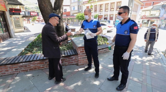 Sokağa çıkan koca çınarların maskesi belediyeden