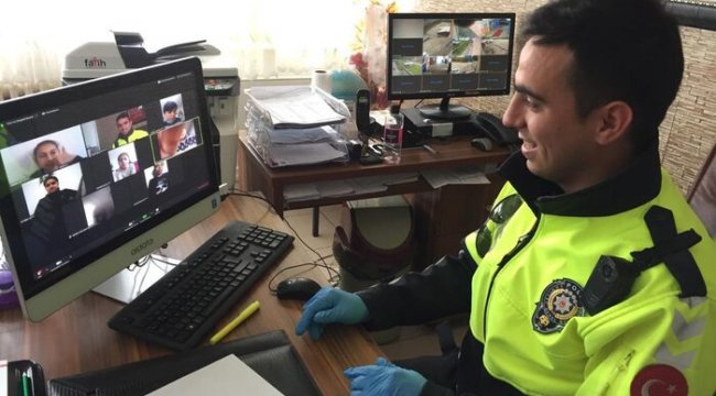 Trafik polisi, söz verdiği öğrencilerle EBA'da buluştu