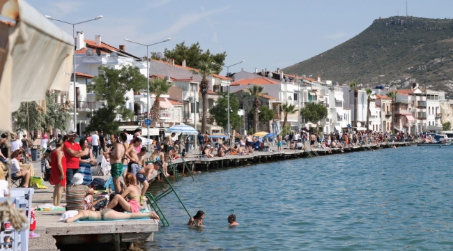 Foça'da yaz kalabalıkları geri döndü