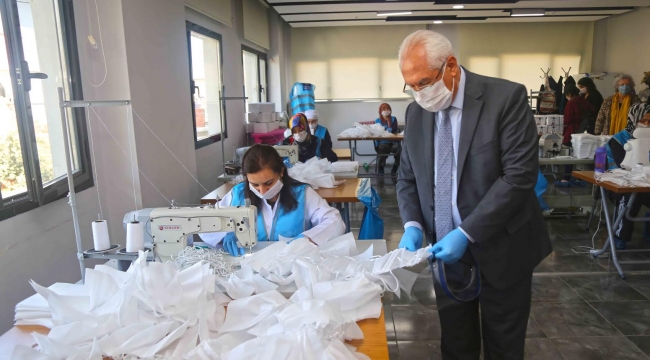Karabağlar Belediyesi yüz binlerce adet maskeyle binlerce litre dezenfektanı ücretsiz kullanıma sundu