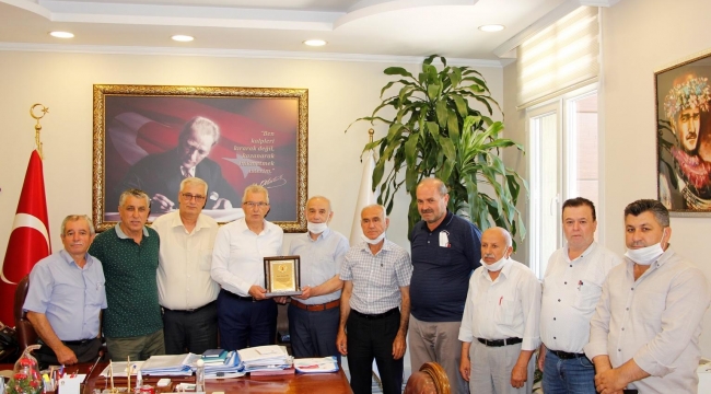 Muhtarlardan Başkan Eriş’e teşekkür plaketi