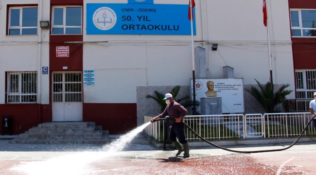 Ödemiş Belediyesi sınav merkezlerini dezenfekte ediyor