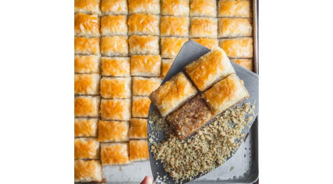 Baklavanın orijinali bal şerbetinden yapılır