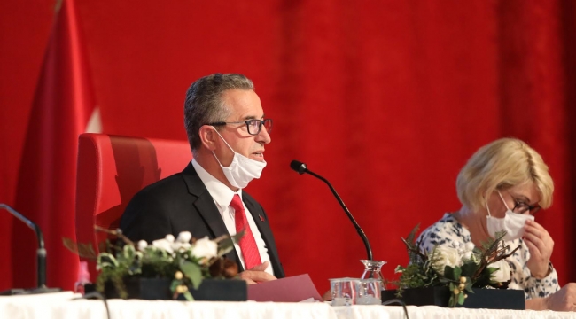 Gaziemir Belediye Başkanı Halil Arda, meclis toplantısında sert çıktı: “Beni koltuktan indirmek isteyenler hayal görüyor”