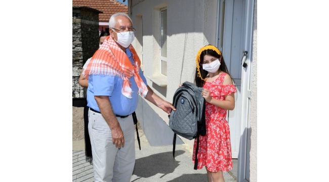 Başkan Selvitopu’dan çocuklara okul armağanı
