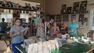 Seferihisar Belediyesi maskesini kendi yapıyor