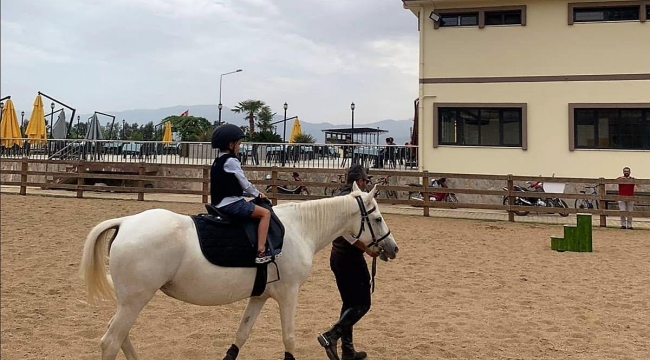 Ödemiş Belediyesi Taypark’ta çocuklar için atla gezinti turları başladı