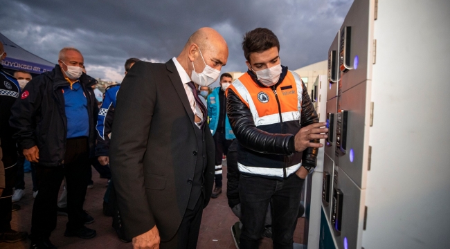 (Foto Galerili Haber) Başkan Soyer depremzedeleri yalnız bırakmıyor