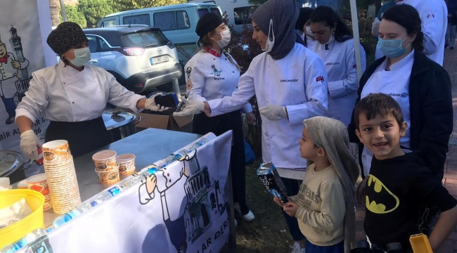 İzmir Aşçıları Derneği depremzedeler için yemek yapıyor