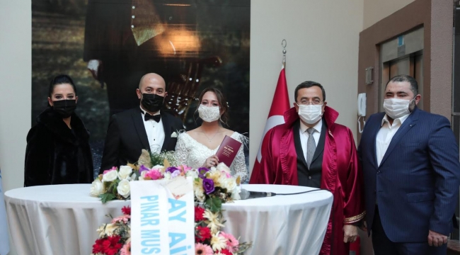 Başkan Batur'un kıydığı nikahla evlendiler