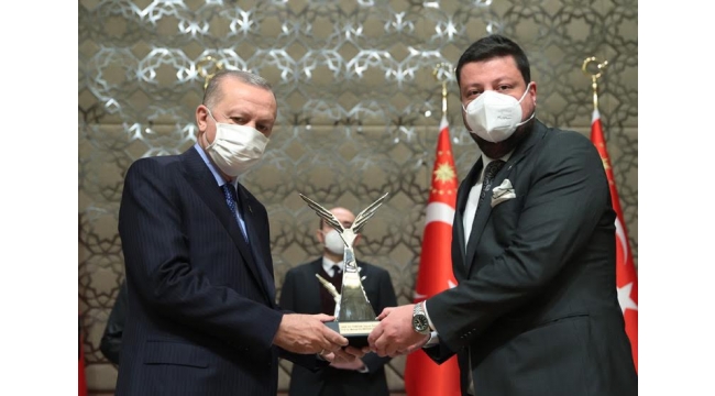 İEÜ'lü enerji profesörü, ödülünü Cumhurbaşkanı Erdoğan'ın elinden aldı