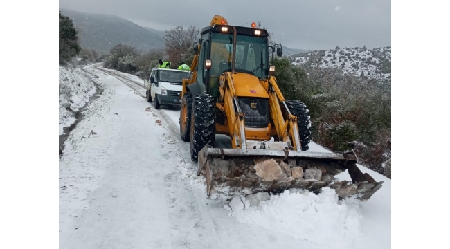 Bergama Belediyesi kar mesaisini sürdürüyor 