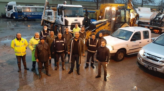 (Foto Galerili Haber) EFES SELÇUK'TA BELEDİYE EKİPLERİ SABAHA KADAR İŞ BAŞINDAYDI
