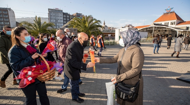 (Foto Galerili Haber) Başkan Soyer kadınlara karanfil dağıttı