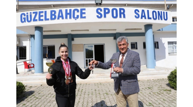 (Foto Galerili Haber) Başkan spor salonunun anahtarını şampiyona teslim etti