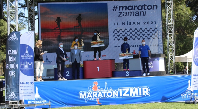 (Foto Galerili Haber) Maratonİzmir'de şampiyonlara geri dönüşümlü kupa