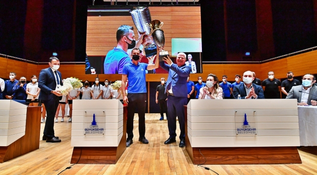 (Foto Galerili Haber) İBB Meclisi hentbol şampiyonlarını ağırladı