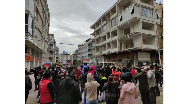 İzmir Bayraklı'da semt sakinleri yüksek faturalara karşı sokağa çıktI