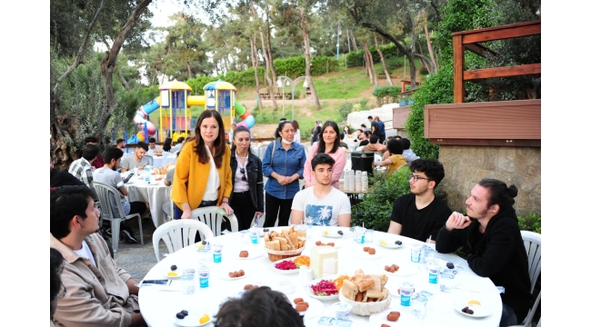 Başkan Çalkaya üniversiteli gençlerle iftarda buluştu