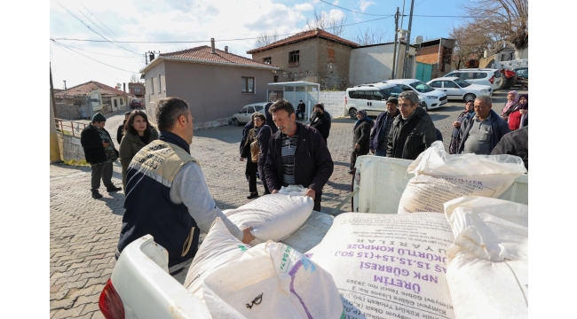 Buca Belediyesi’nden çiftçiye gübre desteği