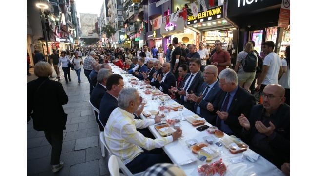 Karşıyaka Çarşı'da 5 bin kişilik iftar