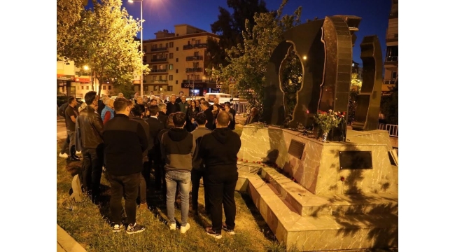 Karşıyaka'da 'Üç Fidan'a duygu dolgu anma